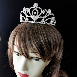 Couronne de mariée élégante avec motifs de cœur et cristaux sur fond noir profond