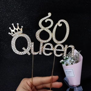 Détail du topper de gâteau 80 Queen doré avec strass et couronne pour anniversaire