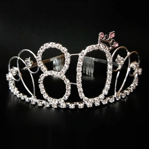 Détail de la couronne d'anniversaire 80 avec strass scintillants et peignes à cheveux intégrés
