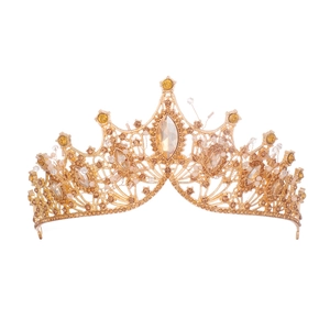 Couronne de mariée baroque avec monture dorée et pierres précieuses ambrées sur fond blanc