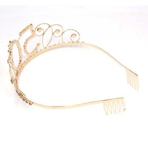 Elegante tiara dorata per 50° compleanno con strass scintillanti e pettinini