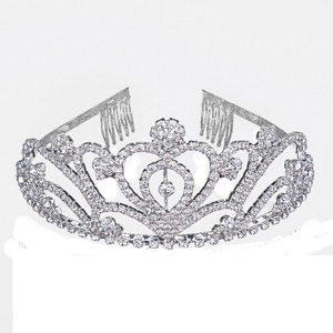 Couronne de mariée argentée avec design cœur et strass sur fond blanc