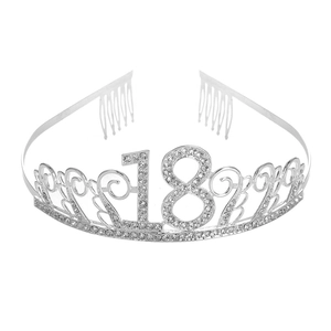 Détail macro du diadème d'anniversaire argenté en strass avec chiffre 18 et peignes