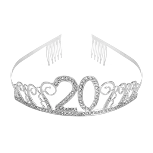 Détail d'un diadème d'anniversaire en argent avec strass et chiffre 20 scintillant