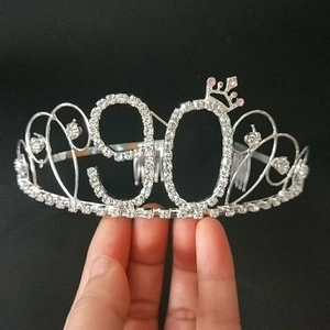 Détail de la couronne en strass argentés avec numéro 90 et peigne à cheveux décoratif