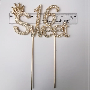 Décoration de gâteau Sweet 16 avec couronne en alliage doré largeur 10,5 cm
