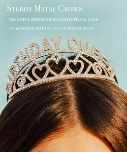 Détail macro du diadème Birthday Queen en strass avec motif cœur doré sur cheveux bruns