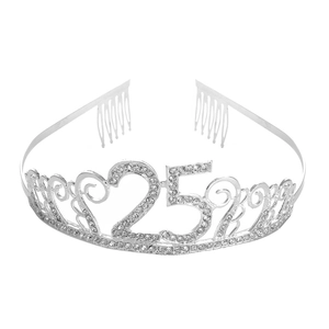 Détail de la couronne d'anniversaire 25 en argent avec strass blancs et peignes à cheveux