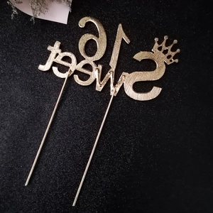 Décoration de gâteau Sweet 16 dorée avec couronne pour fête de 16ème anniversaire