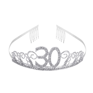 Détail d'un diadème d'anniversaire argenté avec le chiffre 30 en cristal pour les 30 ans
