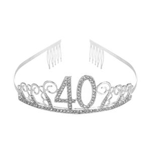 Détail d'un diadème d'anniversaire argenté avec le numéro 40 orné de strass brillants