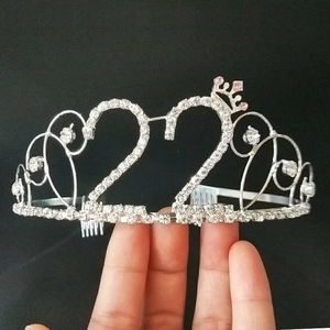 Détail du diadème argenté du 22e anniversaire avec strass et peigne de fixation