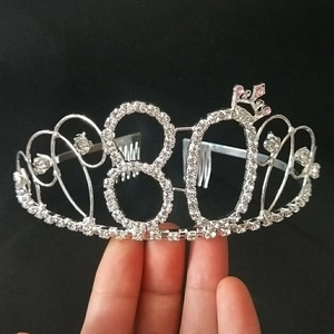 Vue détaillée de la couronne d'anniversaire argentée avec le chiffre 80 en strass