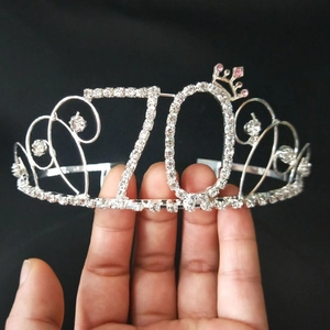 Détail d'un diadème en strass argenté avec une gemme rose et le chiffre 70