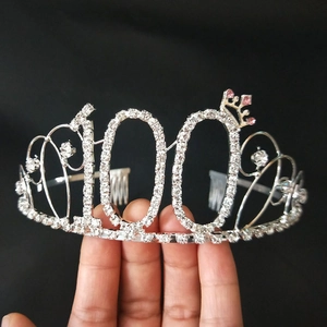 Détail de la couronne d'anniversaire 100 en argent avec strass et gemmes roses