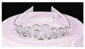Gros plan du diadème couronne strass numéro 60 sur un gâteau d'anniversaire rose