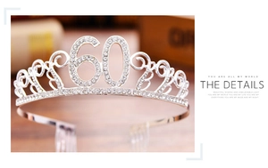 Détail de la couronne argentée 60 ans avec strass scintillants et peigne à cheveux en métal