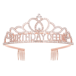 Λεπτομέρεια ροζ χρυσού στέμματος Birthday Queen με στρας και πλαϊνά χτενάκια μαλλιών