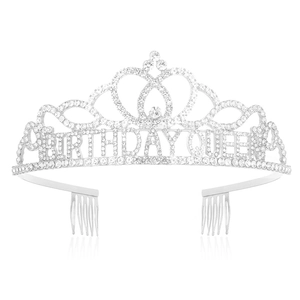 Μπροστινή όψη ασημένιας τιάρας με Birthday Queen γράμματα και λαμπερά στρας