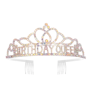 Λεπτομέρεια από ασημένια κορώνα Birthday Queen με λαμπερά στρασάκια AB σε λευκό φόντο