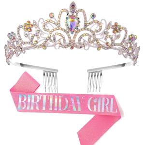 Vue détaillée du diadème en strass argenté et de l'écharpe rose Birthday Girl