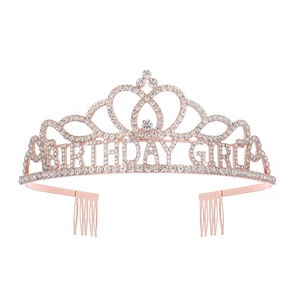 Λεπτομερής όψη του ροζ χρυσού στέμματος Birthday Girl με κρυστάλλινα στρας και χτενάκια