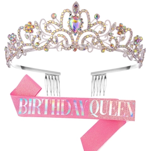 Détail du diadème d'anniversaire argenté et écharpe Birthday Queen rose à paillettes fines