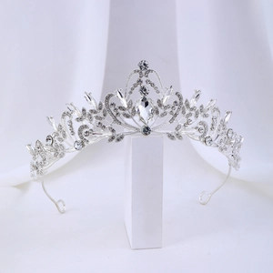 Détail de la couronne de mariée argentée avec zircon goutte sur socle blanc