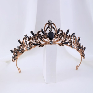 Détail d'une couronne baroque vintage avec strass noirs et motifs volutes en bronze