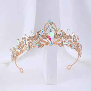 Détail de la couronne baroque dorée avec des strass et une pierre centrale en goutte