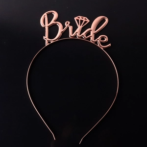 Detail eines roségoldenen Bride-Haarreifs mit elegantem Schriftzug für Brautpartys