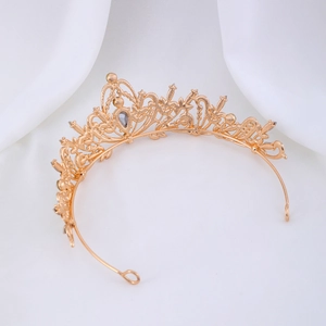 Détail d'une couronne baroque dorée aux motifs évidés avec une pierre précieuse grise