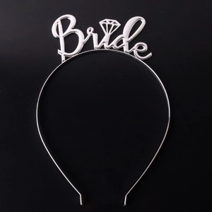 Detailansicht des silbernen Bride Haarreifs mit Diamant für Junggesellinnenabschiede