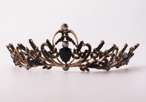 Vue détaillée d'une couronne baroque vintage avec pierres noires et monture en bronze