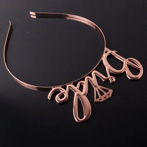 Detailansicht des rosegoldenen Bride-Haarreifs mit Ring-Symbol für Junggesellenabschiede
