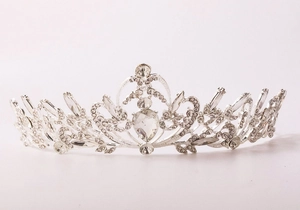 Détail d'un diadème de mariée argenté avec strass scintillants et cristal en goutte d'eau