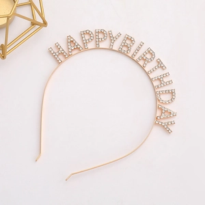 Serre-tête doré élégant Happy Birthday avec strass pour femmes sur fond blanc