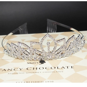 Dettaglio di un diadema da sposa argentato con strass scintillanti e pettini per capelli