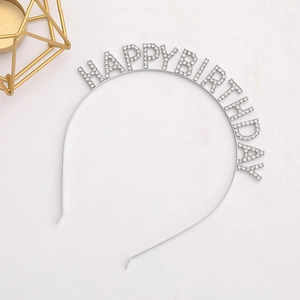 Gros plan détaillé d'un serre-tête d'anniversaire argenté avec lettres en strass brillants