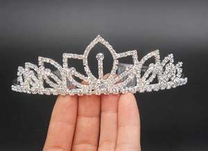 Elegante corona da sposa in argento con strass e design a cuore vuoto per matrimoni