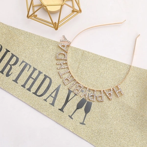 Détail du serre-tête Happy Birthday doré avec strass et écharpe de fête assortie