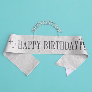 Détail de l'écharpe Happy Birthday pailletée argentée et du diadème en strass sur bleu