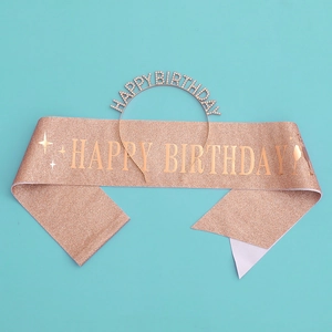 Détail de l'écharpe rose gold pailletée Happy Birthday et du bandeau strass sur fond bleu