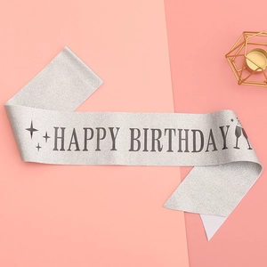 Détail de l'écharpe d'anniversaire pailletée argentée avec texte noir Happy Birthday