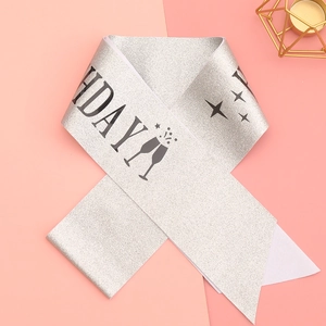 Détail de l'écharpe d'anniversaire argentée scintillante avec texte noir et motifs