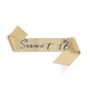 Détail de l'écharpe d'anniversaire Sweet 16 en paillettes dorées avec motif couronne