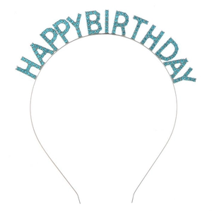 Détail d'un serre-tête argenté avec lettres Happy Birthday en strass bleus pour fille