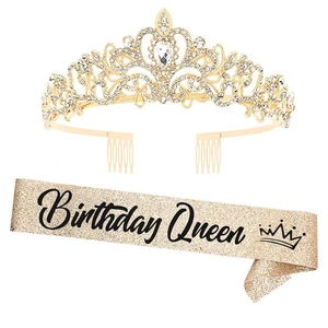 Détail de la tiare dorée en strass avec écharpe scintillante Birthday Queen champagne