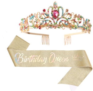 Détail du diadème doré Birthday Queen avec strass colorés et écharpe à paillettes