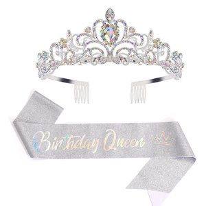 Vue détaillée de l'ensemble écharpe Birthday Queen et diadème en strass colorés